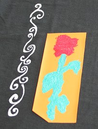 Die Rose wurde mit Stoffmalfarbe in Rot und Grün schabloniert.