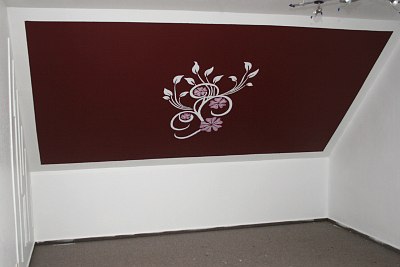Fertige Wandschablone mit Blumenmotiv.