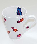Porzellanmalerei auf Tasse mit Blumen und Schmetterling