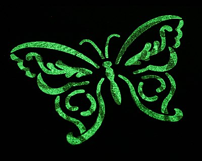 Schmetterling mit Nachtleuchtfarbe schabloniert